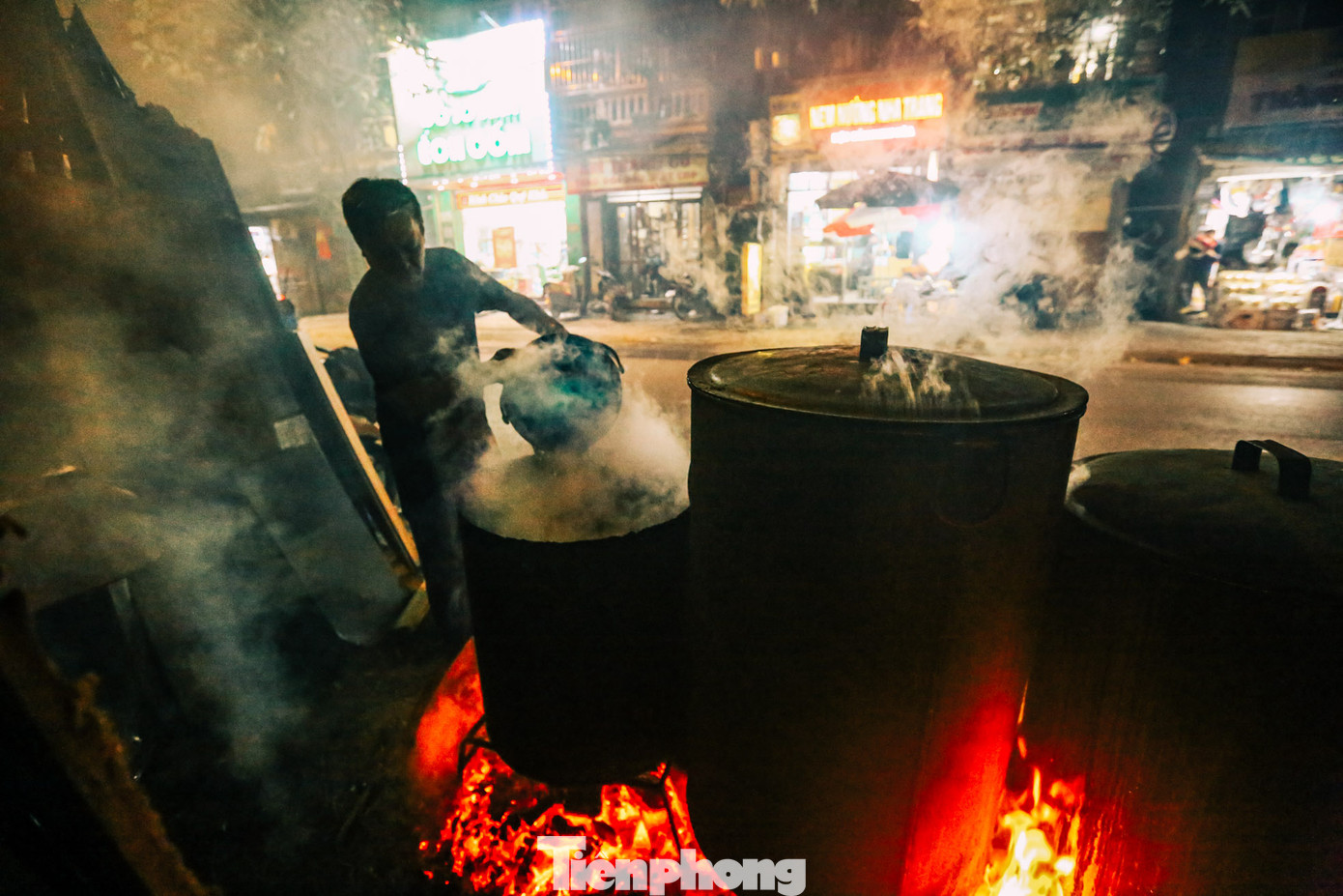 Nồi bánh chưng nghi ngút khói trên vỉa hè Hà Nội, hình ảnh chỉ có thể thấy những ngày cuối cùng của năm.