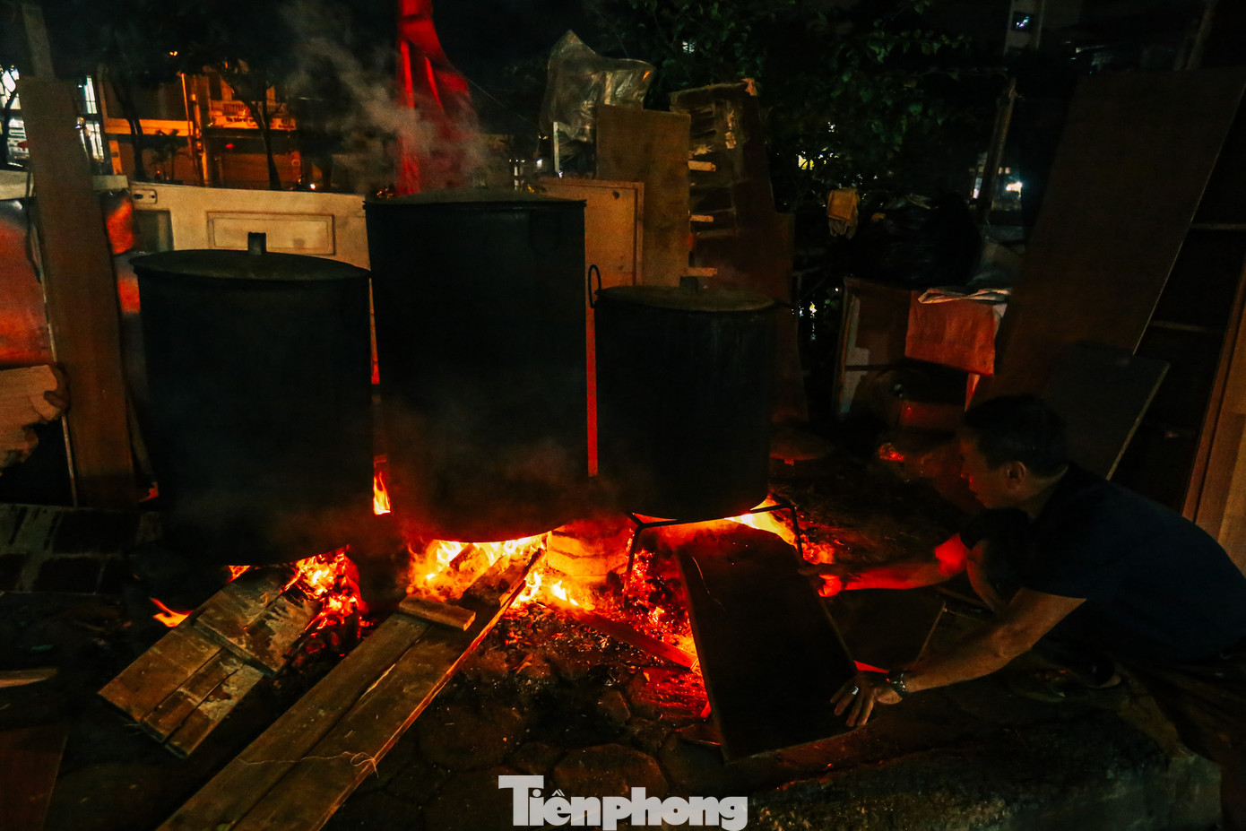 Bánh chưng sau 12 tiếng mới có thể vớt ra, chưa kể phải cấp nước, cấp củi liên tục để bánh chưng chín đều. Những người trong gia đình chú Hàn ở đây phải thay nhau canh nồi bánh chưng mấy đêm liền.