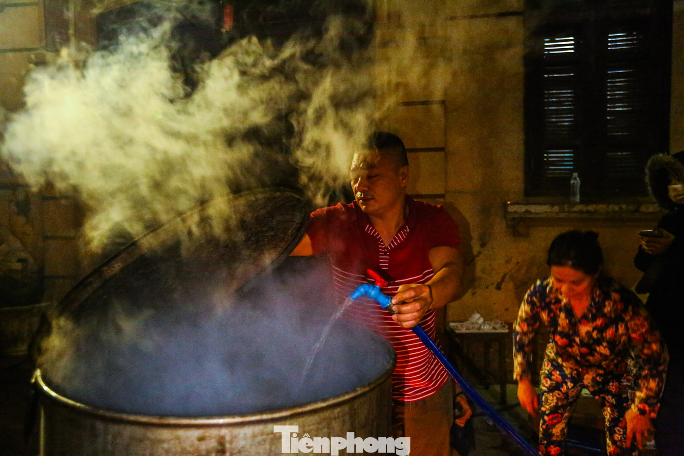 Nước được bơm liên tục để giữ được chất lượng của bánh.