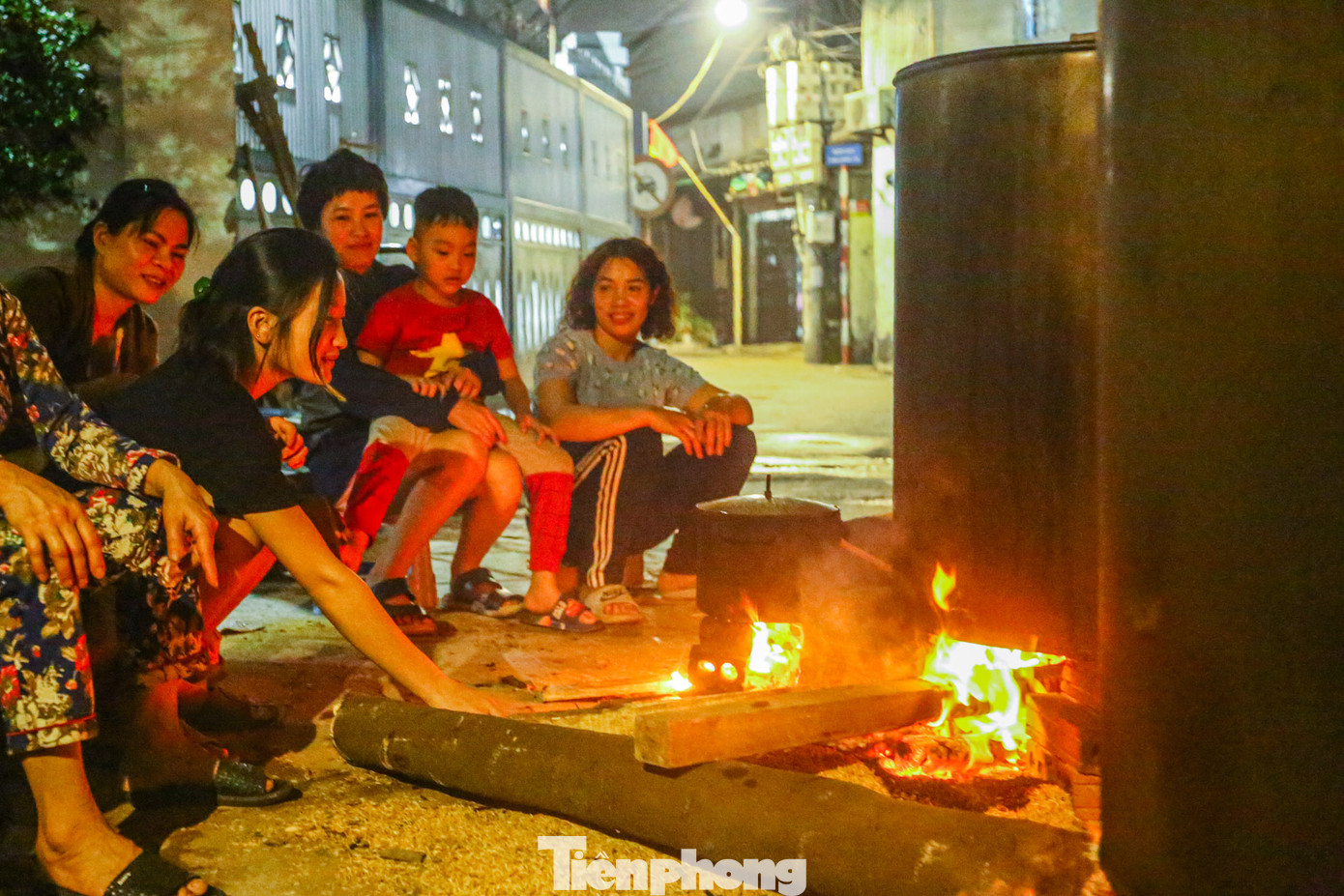 Phải sau 12 giờ đồng hồ, đến 5h sáng mới có thể vớt bánh, tuy nhiên ai cũng phấn khởi, không ngại thức để canh nồi bánh.