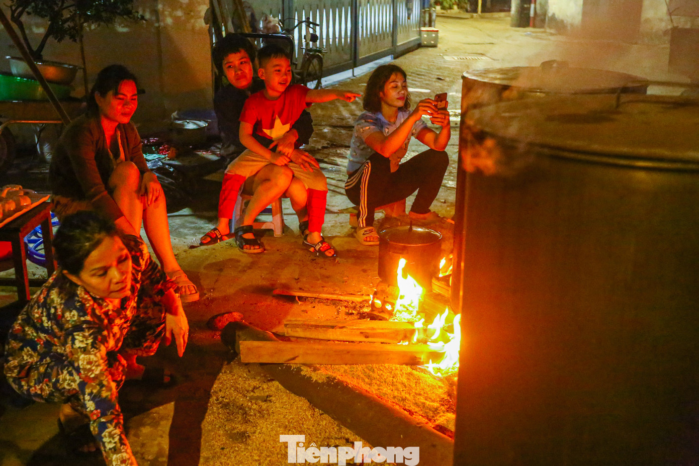 Không thua kém gì người lớn, những đứa trẻ ở đây tự mình đưa củi, canh nồi bánh chưng cùng đến đêm muộn, hòa cùng không khí Tết ấm áp bên gia đình.