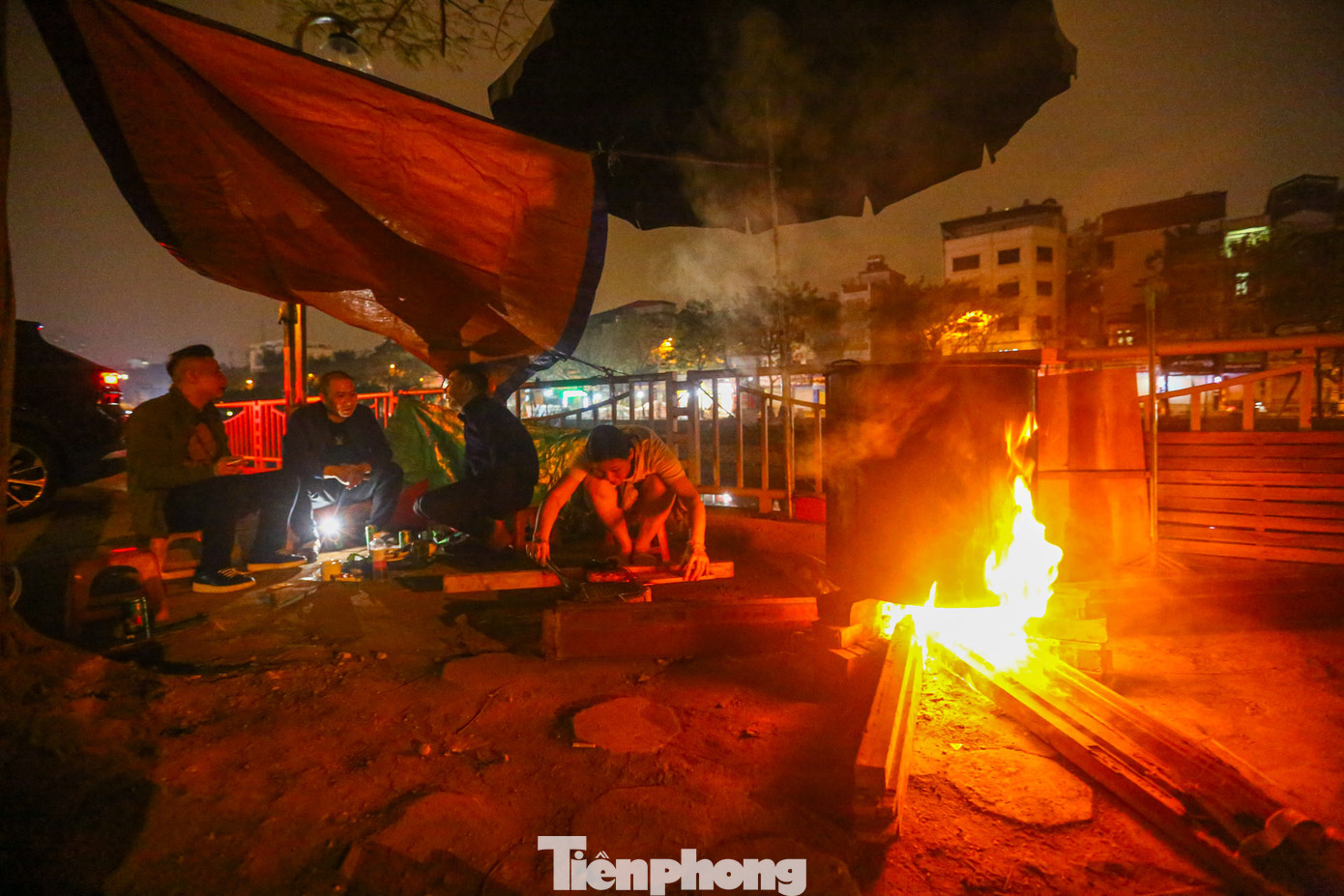 Một gia đình khác "góp gạo thổi cơm chung", bắc nồi bánh chưng trên vỉa hè đường Vũ Tông Phan (Thanh Xuân, Hà Nội), ngay cạnh bờ sông Tô Lịch. Được biết, cứ đến 27-28 Tết là anh chị em cùng nhau thức đêm nấu bánh chưng