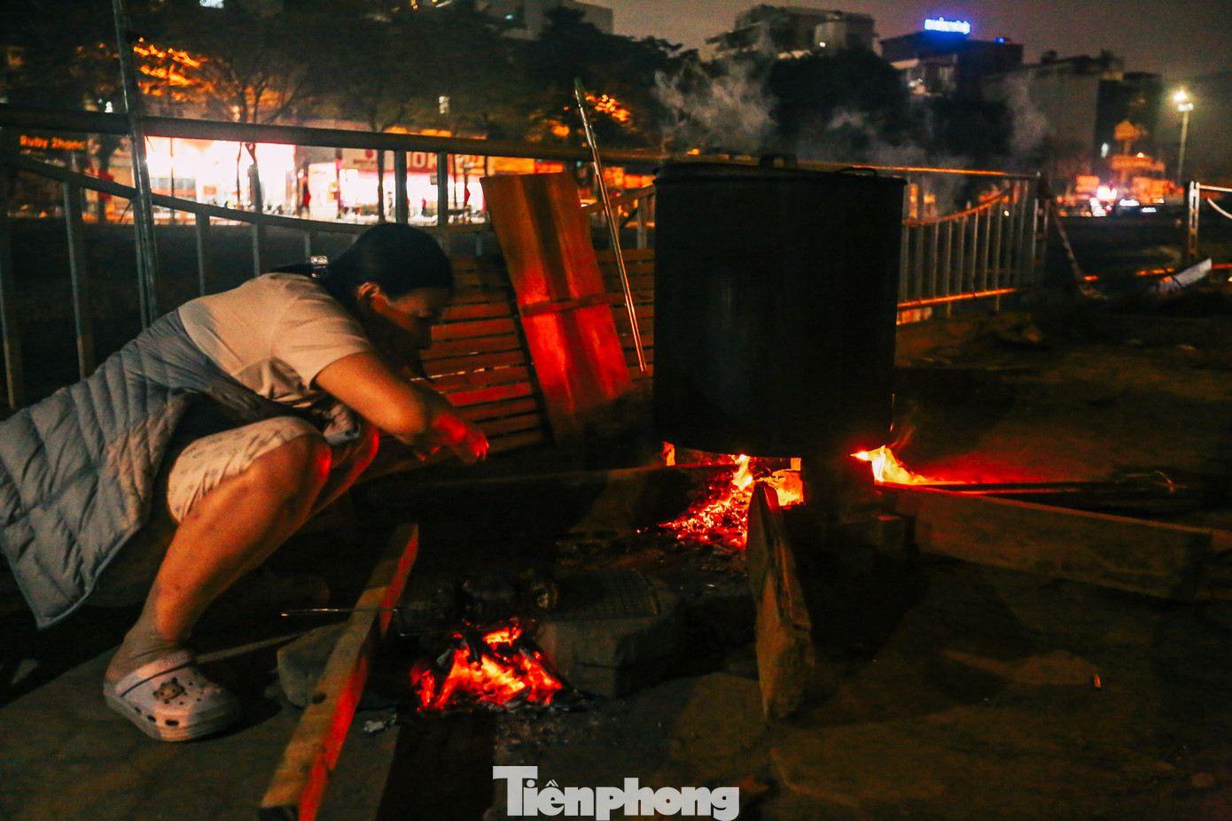 Chị này cho biết, kể từ thời của mẹ đến bây giờ, năm nào cũng nấu một nồi bánh chưng để giữ cái nếp truyền cho đời con đời cháu. Tại đây, 60 cái bánh chưng sẽ được luộc.