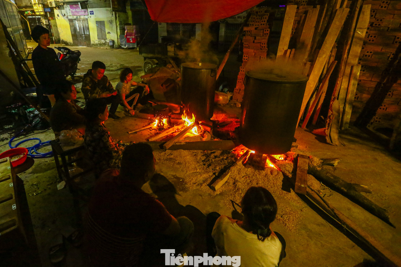 Chị Tâm chia sẻ, cứ tầm 27-28 Tết Âm lịch là anh chị em trong gia đình ba thế hệ lại tụ họp. Truyền thống này đã kéo dài hàng chục năm kể từ khi còn đi học đến khi lập gia đình là năm nào cũng nấu một nồi bánh chưng để giữ cái nếp truyền cho đời con đời cháu.