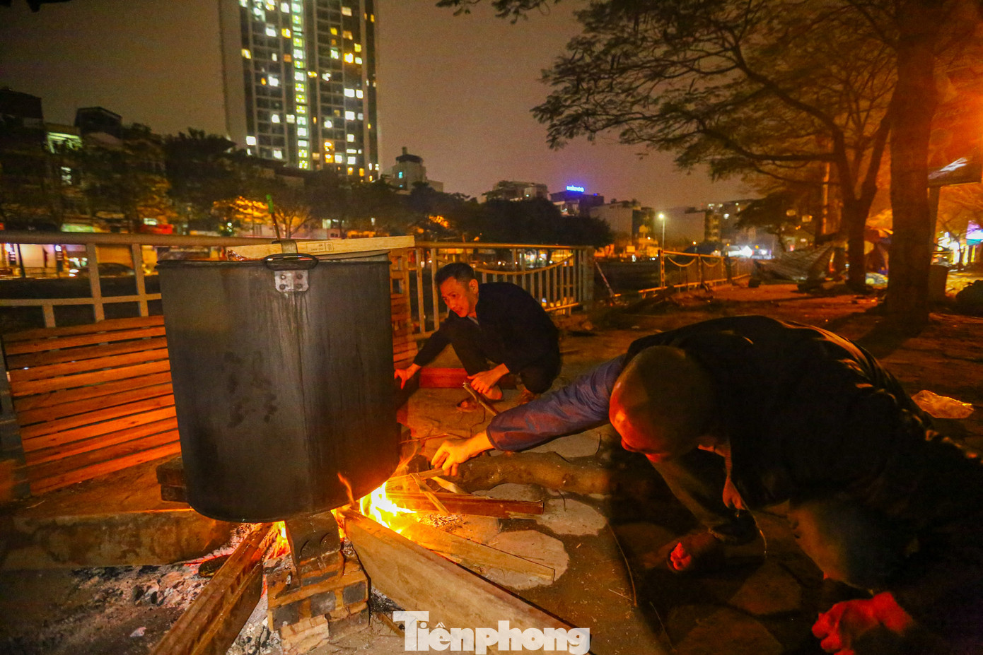 Bếp lửa hồng không chỉ nấu bánh chưng mà còn giữ được nét đẹp xưa của người dân Hà Nội, cùng nhau sum vầy sau cả năm vất vả làm ăn.