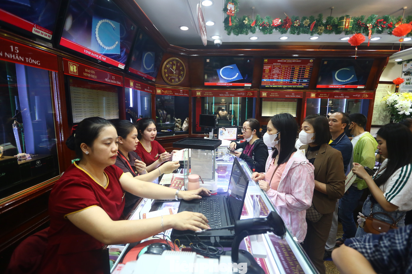 Đại diện một tiệm vàng cho biết nhiều khách hàng cũng lựa chọn hình thức đặt mua vàng online vì vậy hoạt động mua bán diễn ra nhanh chóng. Đại diện một tiệm vàng cho biết nhiều khách hàng cũng lựa chọn hình thức đặt mua vàng online vì vậy hoạt động mua bán diễn ra nhanh chóng.