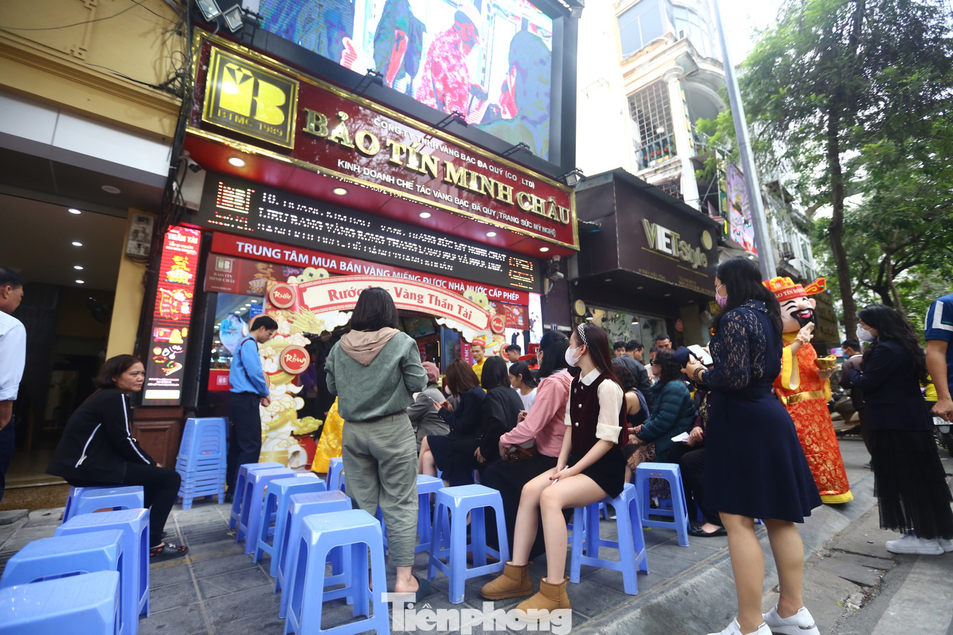 Càng về trưa, lượng khách đến các cửa hàng vàng ngày càng đông. Càng về trưa, lượng khách đến các cửa hàng vàng ngày càng đông.