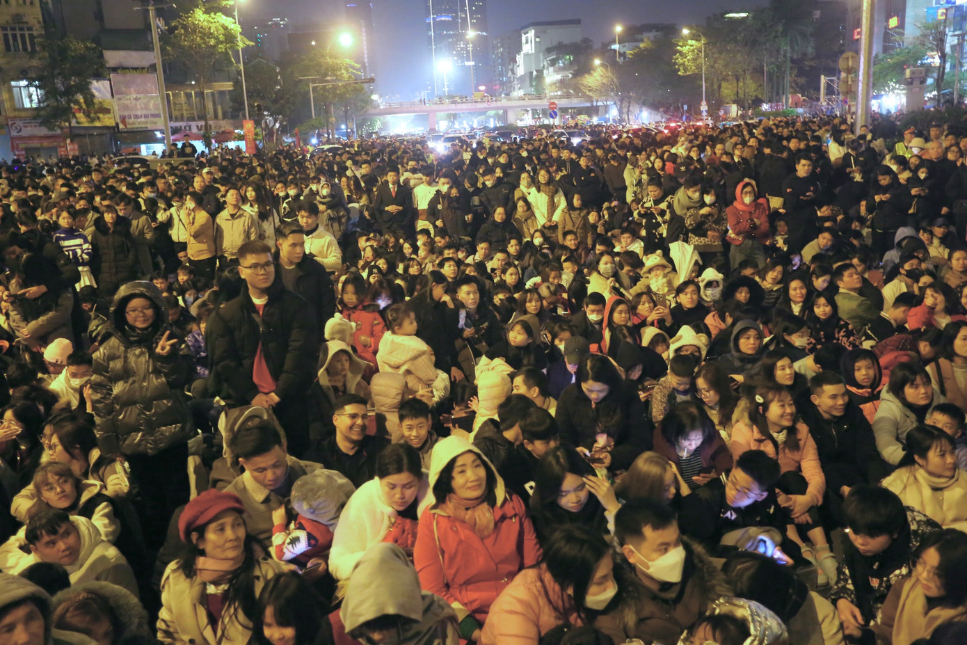 Hồ Tây là địa điểm vừa có thể thưởng thức lễ hội ánh sáng và màn pháo hoa tầm cao 15 phút, vì vậy nhiều gia đình, người dân chọn nơi đây để đón chào năm mới.