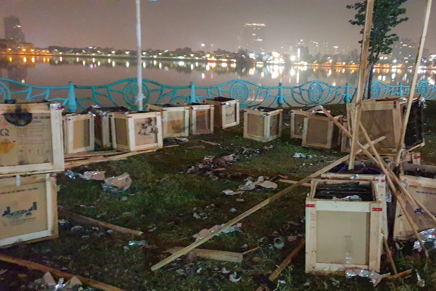 Nhiều rác thải xuất hiện sau Lễ hội ánh sáng ở khu vực hồ Tây tại phố Văn Cao và khu trình diễn bắn pháo hoa tại điểm đất trống gần sát phủ Tây Hồ.