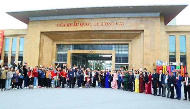 Đây là lần đầu tiên sau đại dịch COVID-19, TP Móng Cái mới tổ chức đón những vị khách đầu tiên xông đất.