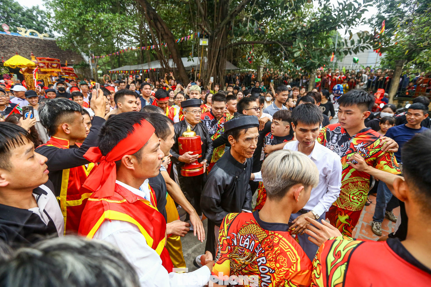 Vào ngày hội, ông Cầu được đặt trên kiệu để rước từ miếu ra đình. Đoàn rước ông Cầu và các vị thành hoàng làng đi trong tiếng trống, tiếng tù và rộn ràng, réo rắt như gợi lại hào khí từ ngàn năm trước của tướng lĩnh và binh lính Hai Bà Trưng.