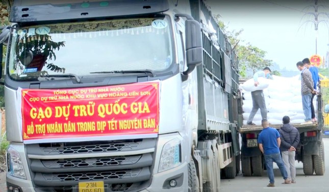 Tổng cục Dự trữ Nhà nước xuất cấp 10.400 tấn gạo cho người dân khó khăn.