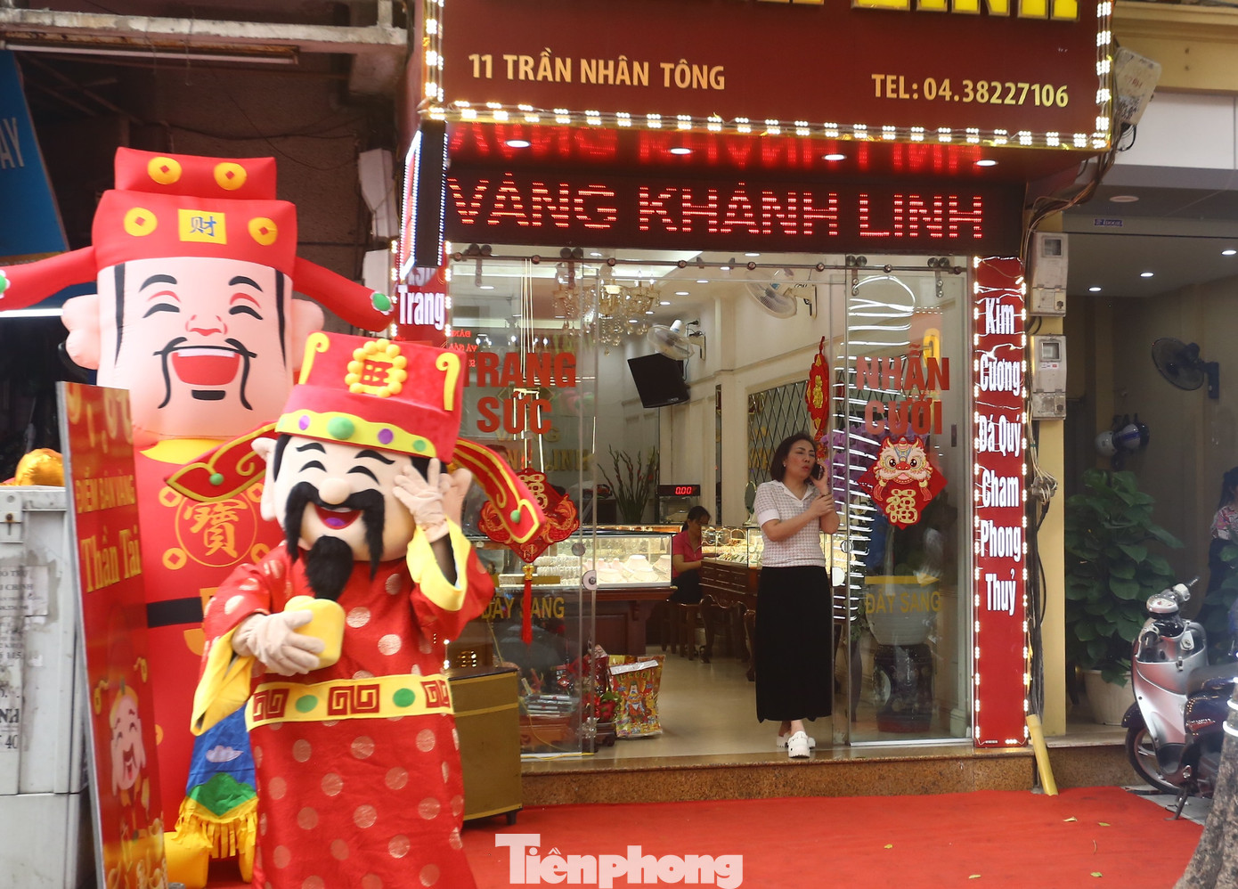 Một cửa hàng trang trí lộng lẫy đón ngày vía Thần tài trên phố Trần Nhân Tông nhưng không có khách mua. Một cửa hàng trang trí lộng lẫy đón ngày vía Thần tài trên phố Trần Nhân Tông nhưng không có khách mua.