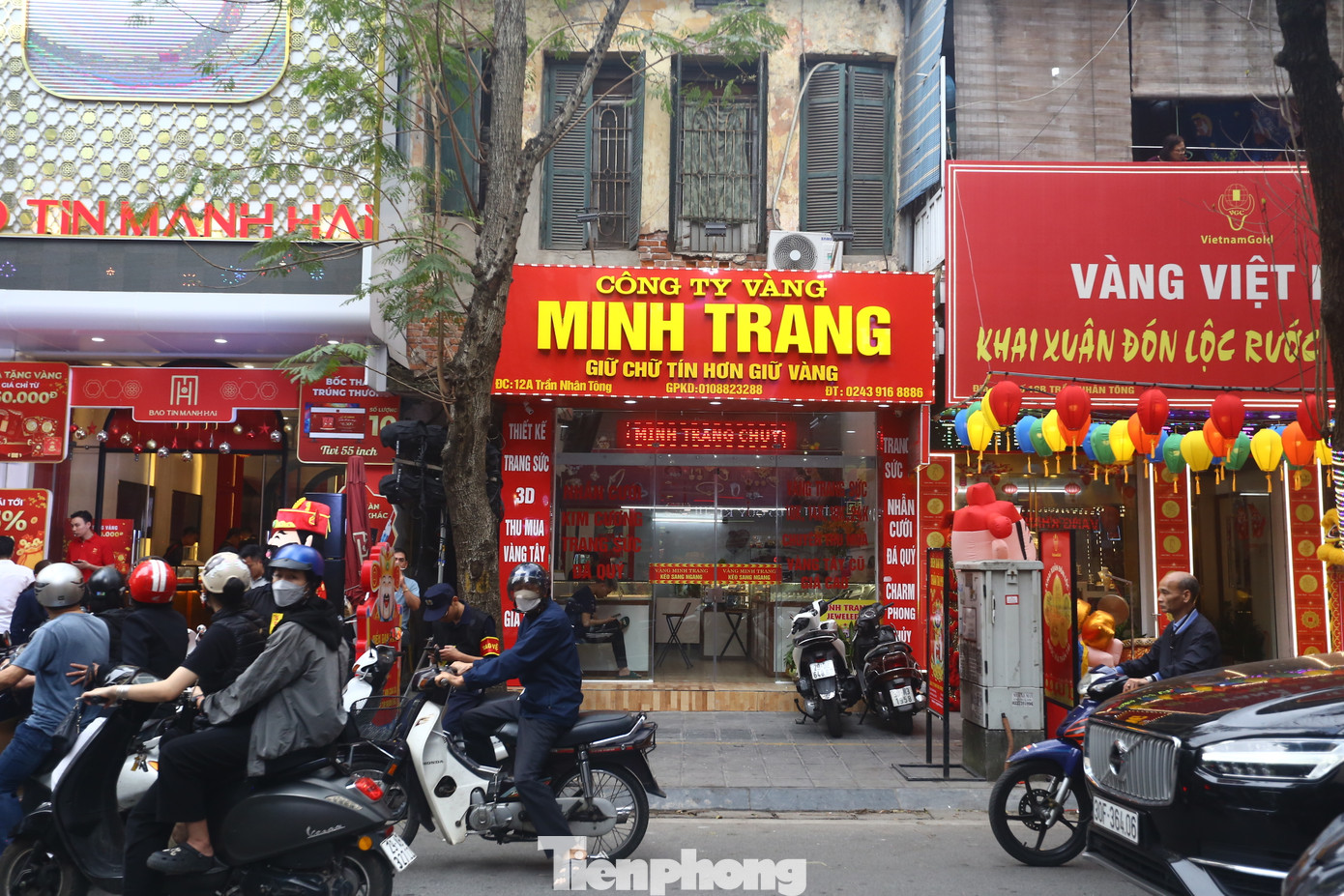 Khác với những cửa hàng, bảo tín lớn, các cửa hàng vàng nhỏ lại vắng hoe, không có khách mua. Khác với những cửa hàng, bảo tín lớn, các cửa hàng vàng nhỏ lại vắng hoe, không có khách mua.