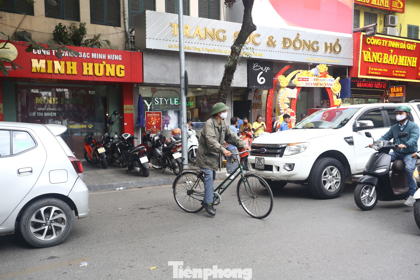 Ông Khánh ra về trên chiếc xe đạp cũ sau khi mua vàng thành công ngày vía Thần tài. Ông Khánh ra về trên chiếc xe đạp cũ sau khi mua vàng thành công ngày vía Thần tài.