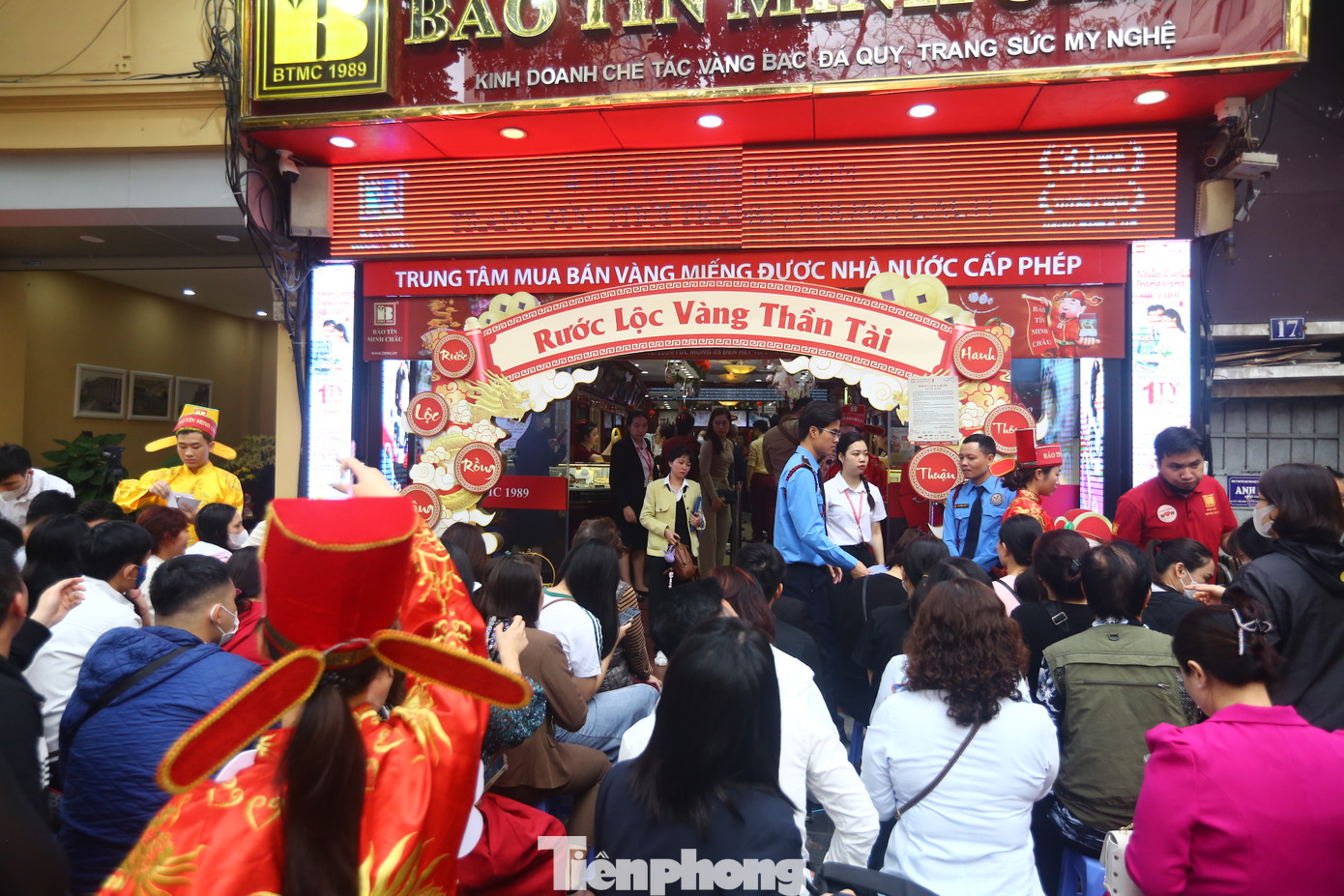 Ghi nhận của PV sáng nay (19/2), tại các cửa hàng Bảo tín Minh Châu trên phố Trần Nhân Tông (Hai Bà Trưng, Hà Nội), hoạt động mua bán vàng trong ngày vía Thần tài diễn ra tấp nập, nhiều người phải chờ đợi, lấy số, xếp hàng từ bên ngoài cửa hàng. Ghi nhận của PV sáng nay (19/2), tại các cửa hàng Bảo tín Minh Châu trên phố Trần Nhân Tông (Hai Bà Trưng, Hà Nội), hoạt động mua bán vàng trong ngày vía Thần tài diễn ra tấp nập, nhiều người phải chờ đợi, lấy số, xếp hàng từ bên ngoài cửa hàng.