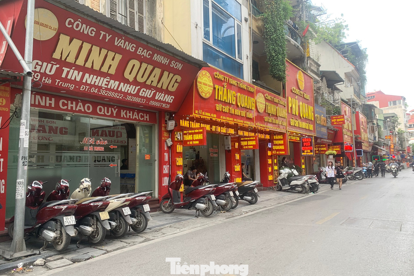 Trái ngược với hình ảnh tấp nập trên phố Trần Nhân Tông, phố vàng Hà Trung lại trở nên vắng lặng trong ngày vía Thần tài. Trái ngược với hình ảnh tấp nập trên phố Trần Nhân Tông, phố vàng Hà Trung lại trở nên vắng lặng trong ngày vía Thần tài.