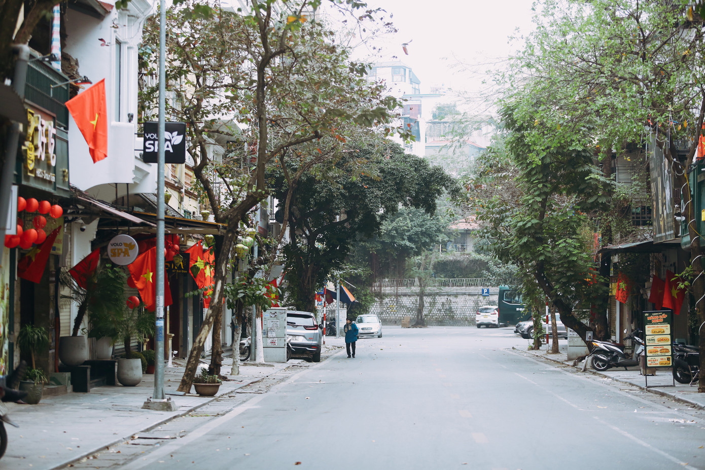 Con phố cổ vắng hoe.