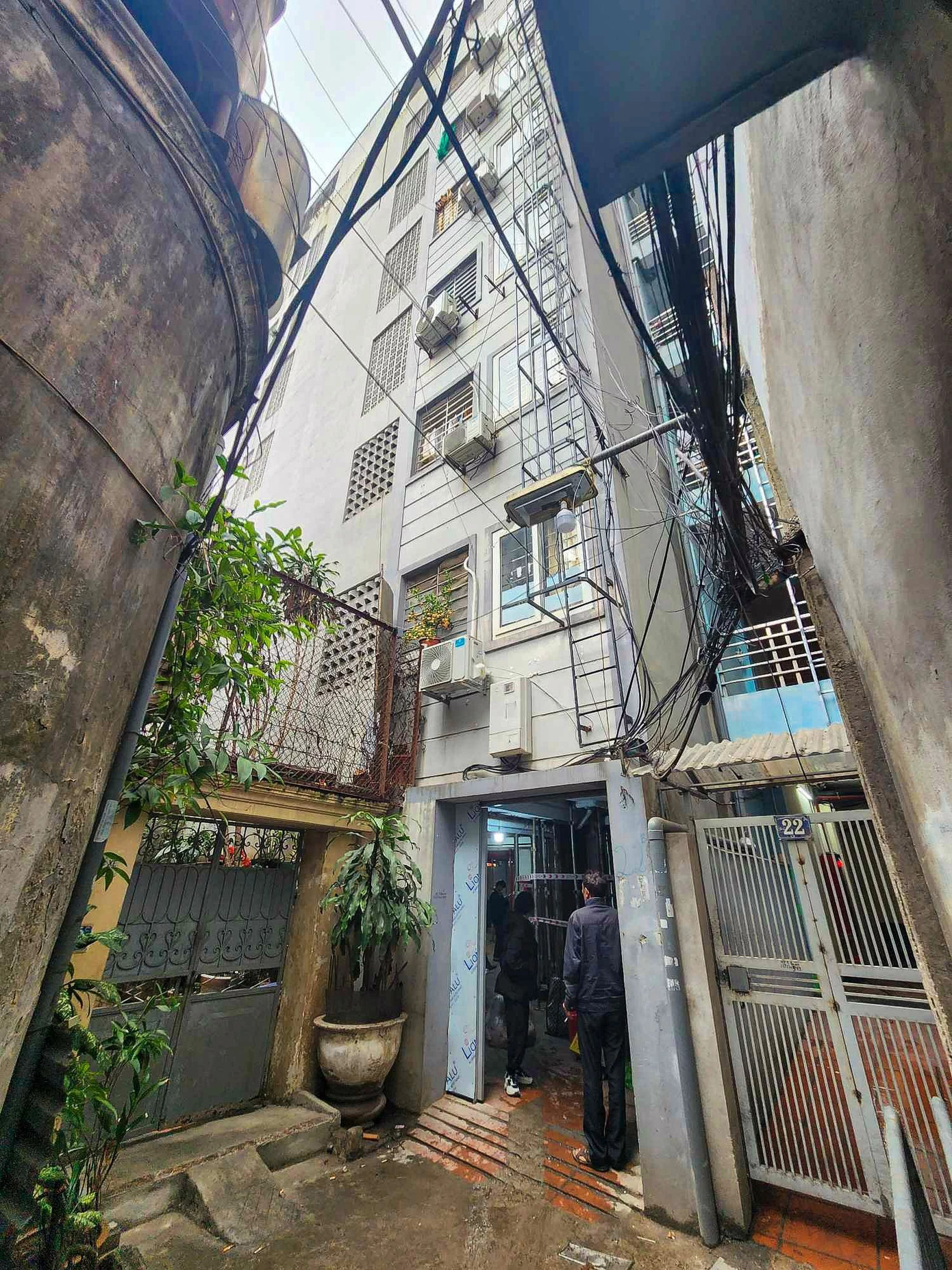 Chung cư mini số 22B ngõ 236 Khương Đình, phường Hạ Đình, quận Thanh Xuân, TP Hà Nội cao 8 tầng, mỗi tầng khoảng 7 căn hộ. Tầng 1 được sử dụng làm nơi để xe, lên các tầng có thang máy và thang bộ. Toàn bộ căn hộ đã được chủ đầu tư bán cho hộ dân và đưa vào sử dụng từ năm 2017