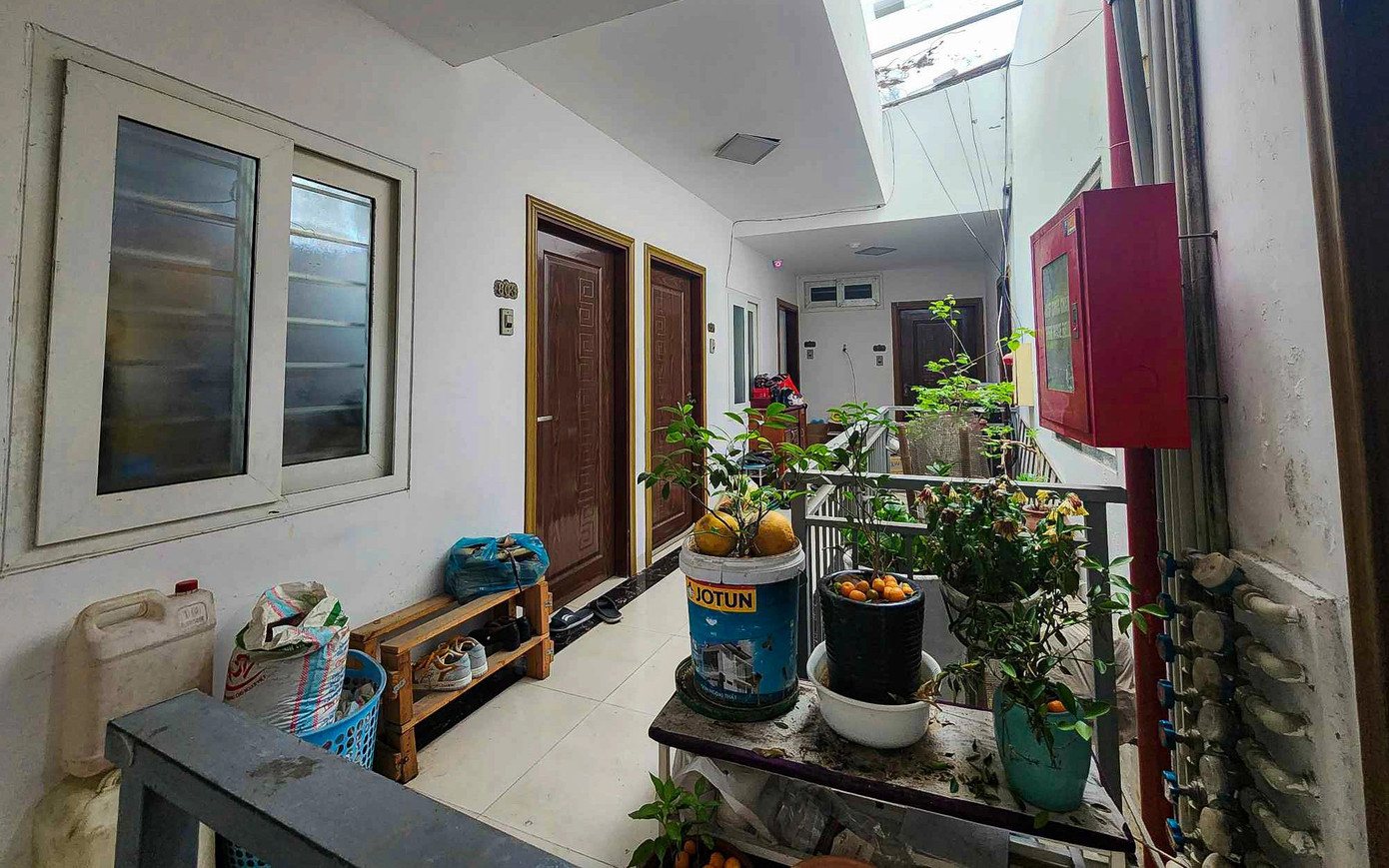 Trước thực trạng này, lực lượng chức năng và chủ đầu tư đã yêu cầu toàn bộ hộ dân sống ở chung cư phải di dời