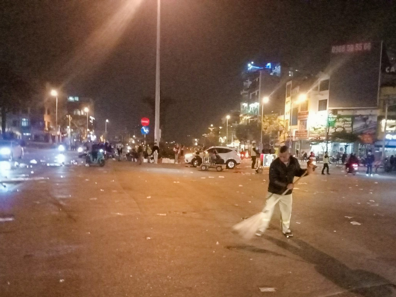 Ngay sau khi sự kiện kết thúc, công nhân vệ sinh môi trường bắt tay vào việc dọn dẹp đường phố.