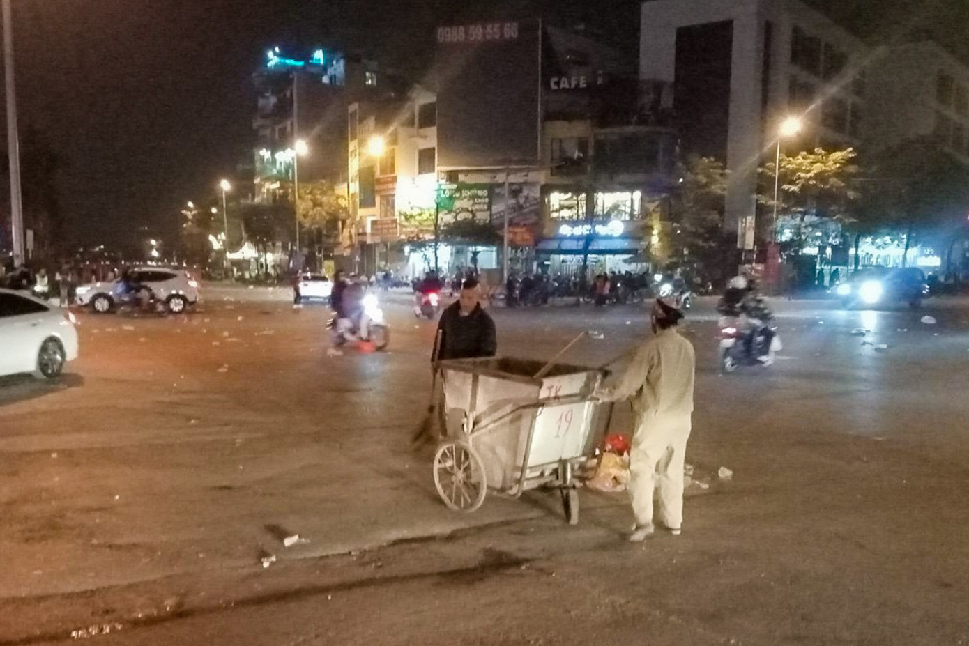 Để động viên anh chị em cán bộ công nhân viên trong những ngày phục vụ Tết, ngoài tiền lương, đơn vị quản lý cũng có chế độ bồi dưỡng ngoài giờ theo ca, thưởng Tết mỗi cán bộ công nhân viên tháng lương thứ 13 và 1 túi quà Tết; tổ chức nấu ăn cho cán bộ điều hành và công nhân lái phụ xe ngày 29 và 30 Tết. Trong ảnh, công nhân dọn dẹp vệ sinh sau lễ hội để đảm bảo tuyến đường sạch đẹp vào mùng 1 Tết.