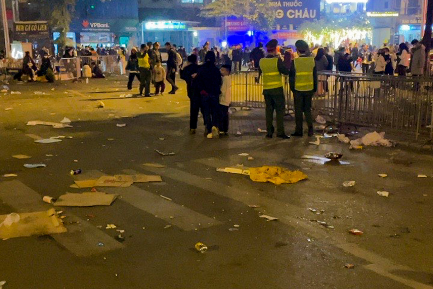 Rất nhiều rác thải vứt bừa bãi gây phản cảm và mất vệ sinh môi trường, mỹ quan đô thị của một bộ phận người dân ý thức chưa cao sau lễ hội. Trao đổi với phóng viên Tiền Phong, đại diện Ban QLDA quận Tây Hồ cho biết, đã yêu cầu các đơn vị liên quan xử lý dọn dẹp vệ sinh ngay trong đêm để đảm bảo mỹ quan đô thị phục vụ nhân dân đón Tết.