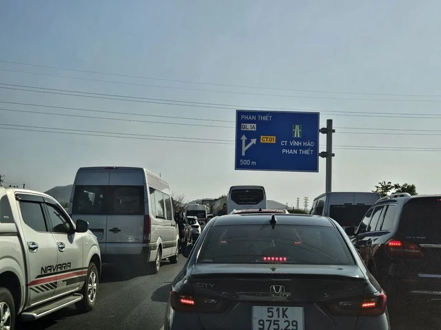 Ùn ứ kéo dài trên đường dẫn vào cao tốc Vĩnh Hảo - Phan Thiết chiều 17-2