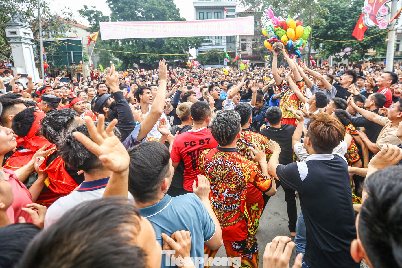 Cầu chính thức được tung lên, hàng trăm thanh niên trai tráng bắt đầu lao vào giằng co.