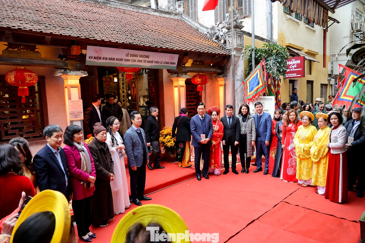 Đình Tú Thị ngụ tại số 2A phố Yên Thái, phường Hàng Gai, quận Hoàn Kiếm, Hà Nội - là nơi thờ ông Tổ nghề thêu Lê Công Hành. Ông sinh năm 1606, lúc trẻ tên là Trần Quốc Khải, là người làng Quất Động, huyện Thường Tín (nay thuộc Hà Nội). Ông đỗ Tiến sĩ đời vua Lê Thần Tông (năm 1637), được triều đình phong đến chức Thượng thư Bộ Công.