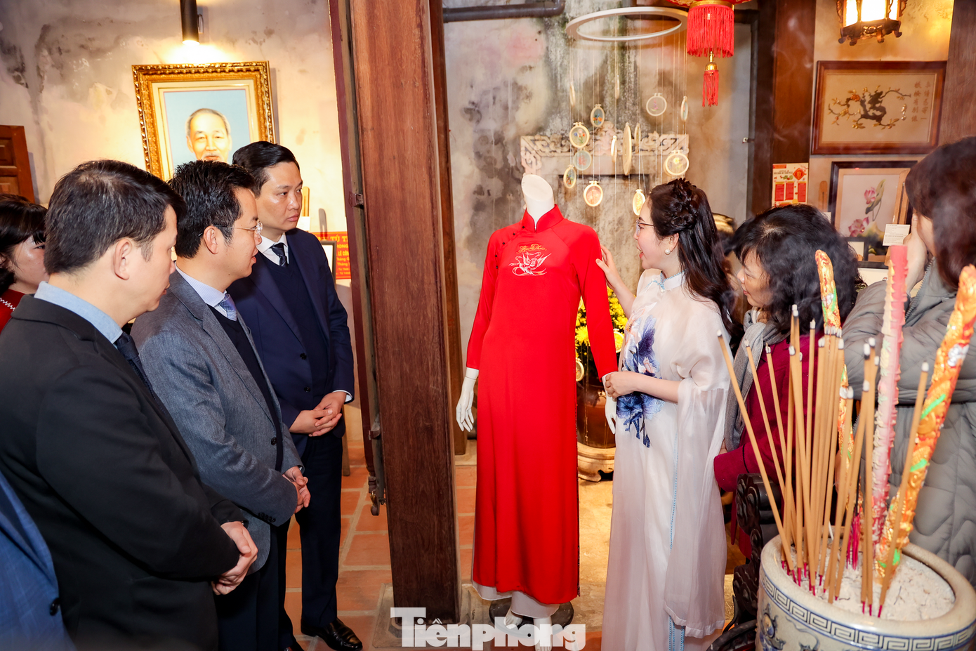 Các tác phẩm áo dài thủ công được trưng bày tại đình.