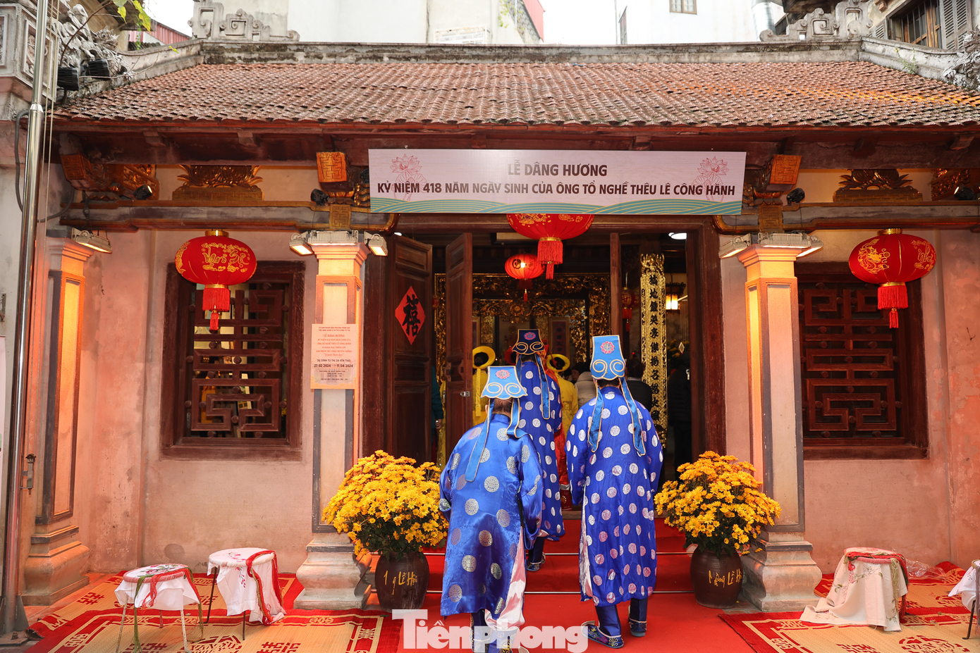 Sáng 27/2 (18 tháng Giêng Âm lịch), lãnh đạo quận Hoàn Kiếm cùng với các đại biểu, người dân và du khách đã đến dâng hương kỷ niệm 418 năm ngày sinh của ông Tổ nghề thêu Lê Công Hành tại đình Tú Thị.