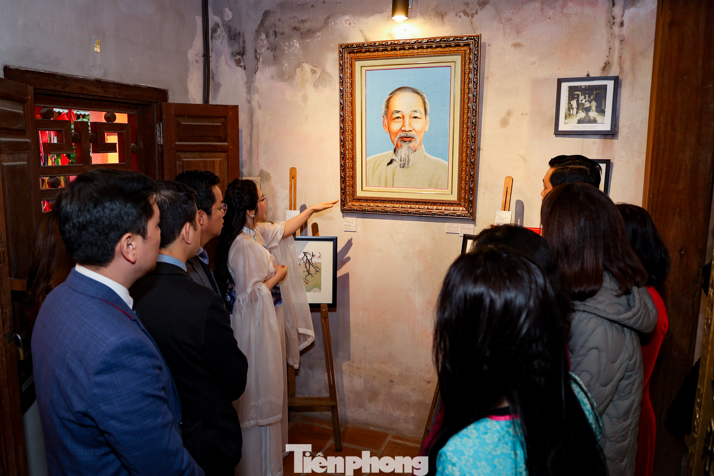 Các bức tranh thêu tay thủ công được nghệ nhân ở xã Quất Động, huyện Thường Tín thực hiện trên chất liệu lụa truyền thống của Việt Nam (Hà Đông, Bảo Lộc), với các chủ đề về phong cảnh quê hương, đất nước, , Hồ Hoàn Kiếm, chân dung Chủ tịch Hồ Chí Minh...