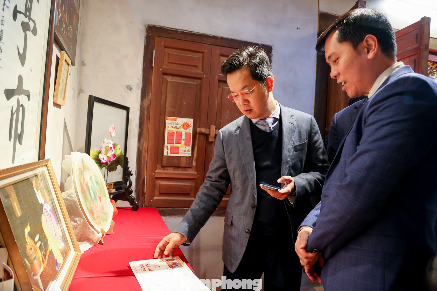 Nhân dịp kỷ niệm 418 năm ngày sinh Ông tổ nghề thêu Lê Công Hành, UBND phường Hàng Gai tổ chức triển lãm sản phẩm nghề thủ công truyền thống Tranh thêu tay.