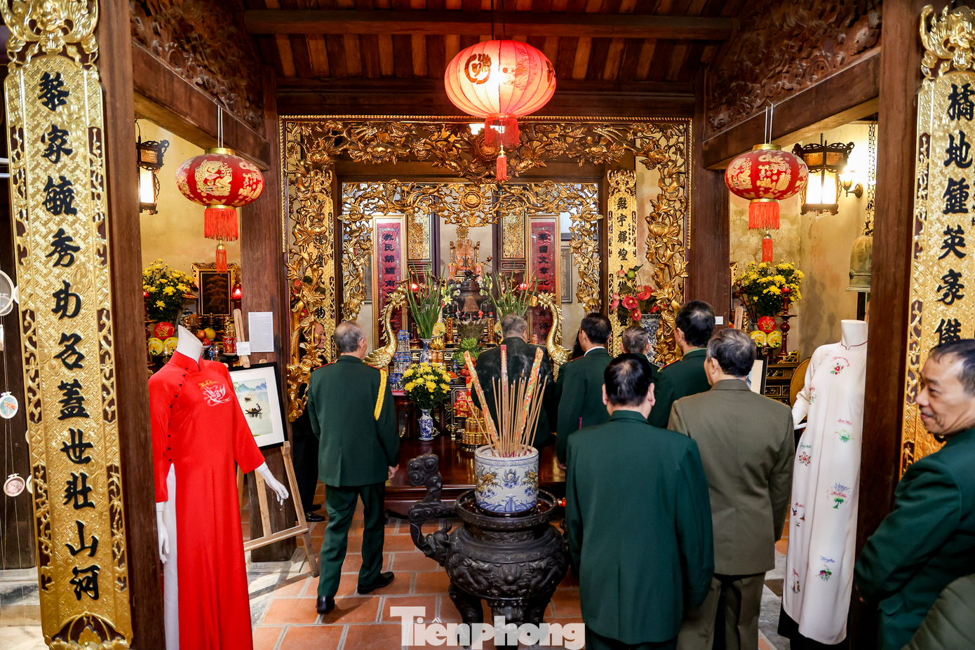 Đình Tú Thị đón các đoàn về dâng hương trong lễ kỷ niệm 362 năm ngày hóa của ông Tổ nghề thêu Lê Công Hành