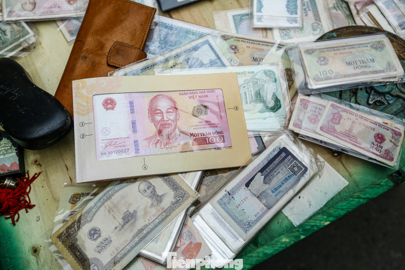 Tiền giấy cotton của Việt Nam với nhiều mệnh giá được người tiêu dùng xem nhiều nhất tại chợ "đồ cổ".