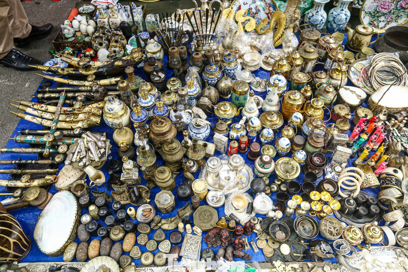 Đa dạng các mặt hàng cổ được tiểu thương sưu tầm bày bán.