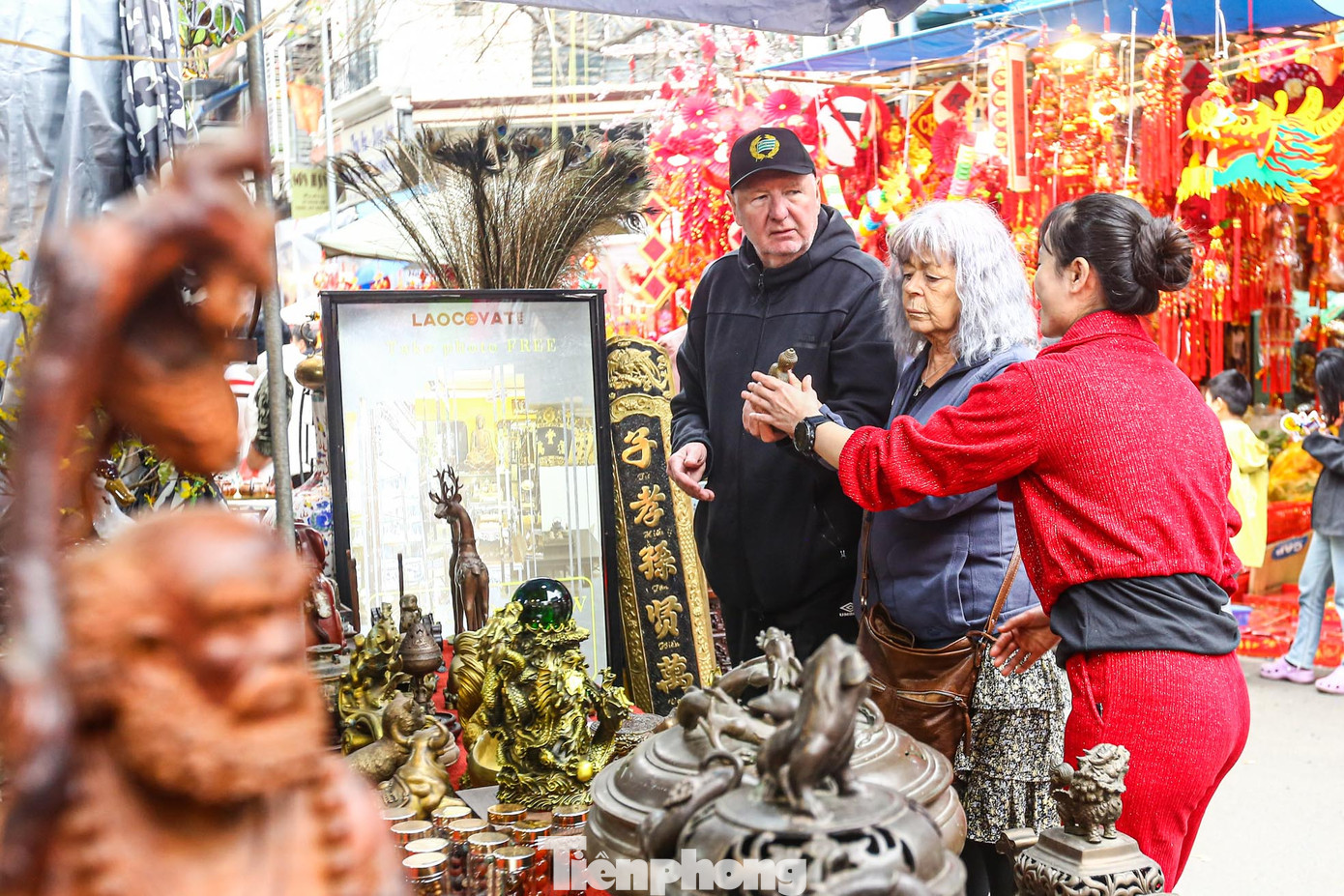 Những món đồ kèm theo câu chuyện thu hút khách tây.