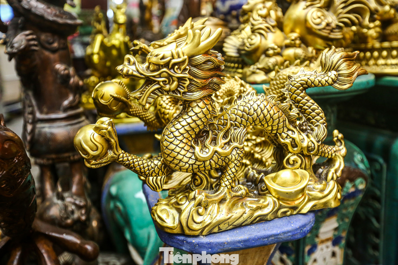 Những món đồ hình linh vật rồng được săn đón nhiều tại phiên chợ.