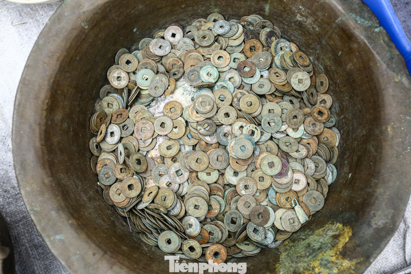 Đồng xu cổ với nhiều hình dạng, giá trị khác nhau.