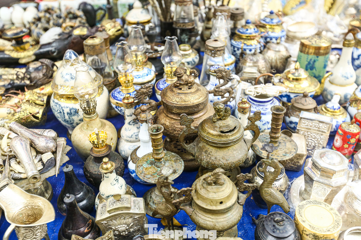 Theo những người bán hàng ở đây, có những món đồ xưa chỉ bày ra để mọi người chiêm ngưỡng chứ không bán.