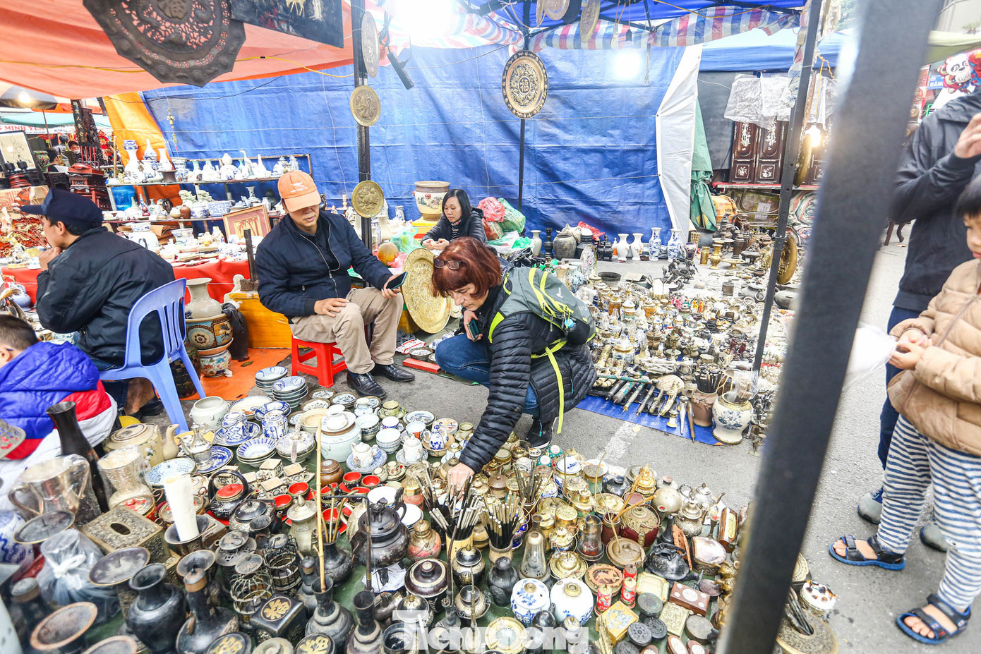 Hàng nghìn món đồ được bày bán khiến cho khu chợ mỗi năm chỉ họp một lần này lúc nào cũng tấp nập người dừng chân.