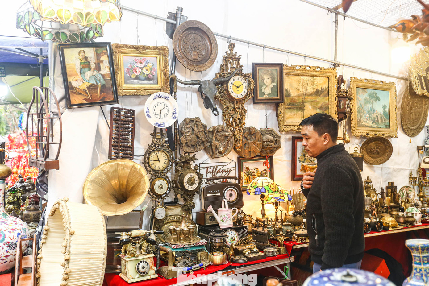 Những món đồ tưởng như cũ kỹ nhưng lại khá thu hút sự quan tâm của du khách, nhất là những người hay hoài niệm.