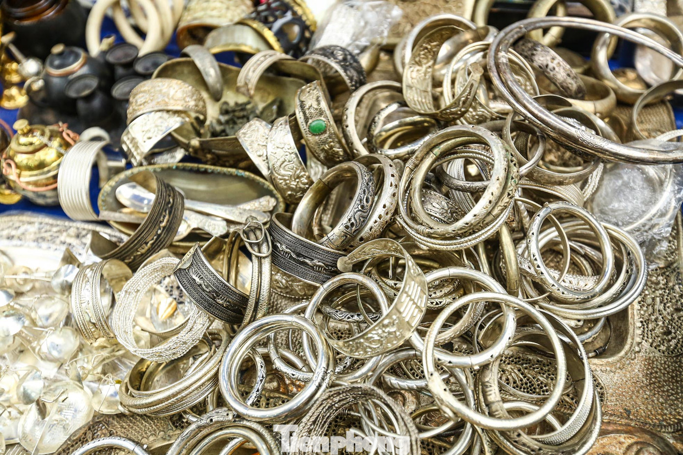 Những chiếc vòng bạc cũ kỹ được người Hà thành dùng trong ngày Tết xưa.