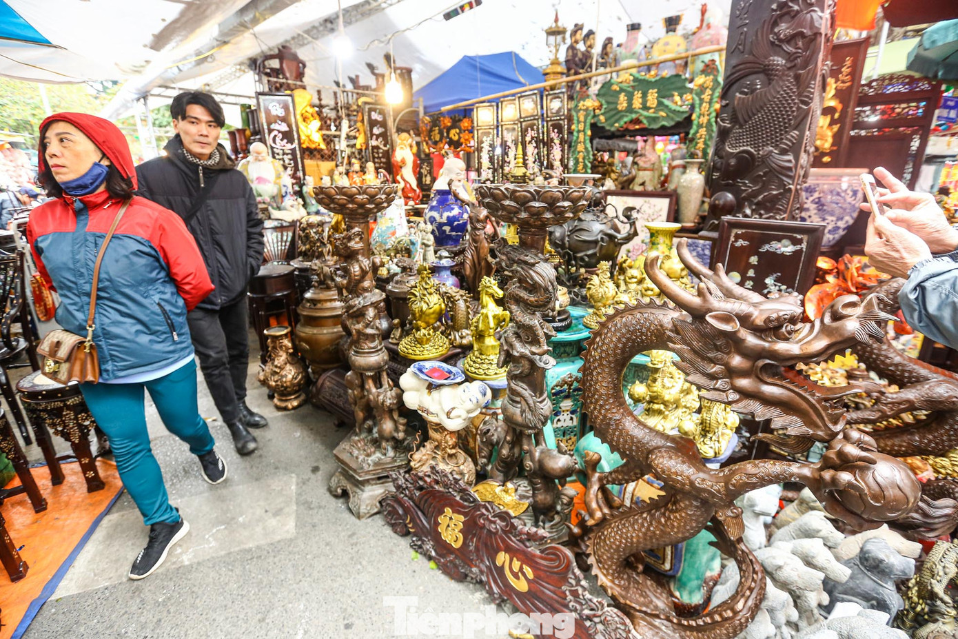 Chợ hoa Tết truyền thống nằm trên các tuyến phố: Hàng Lược, Hàng Khoai, Hàng Rươi, Hàng Mã và tuyến phố bích họa Phùng Hưng (đoạn từ phố Lê Văn Linh tới Hàng Cót) thuộc không gian khu Phố cổ Hà Nội. Ngoài hoa tươi, hoa đào, quất, đồ trang trí v.v.., trong lòng chợ hoa Tết, còn có "phiên chợ" khá thu hút du khách: Chợ "đồ cổ".