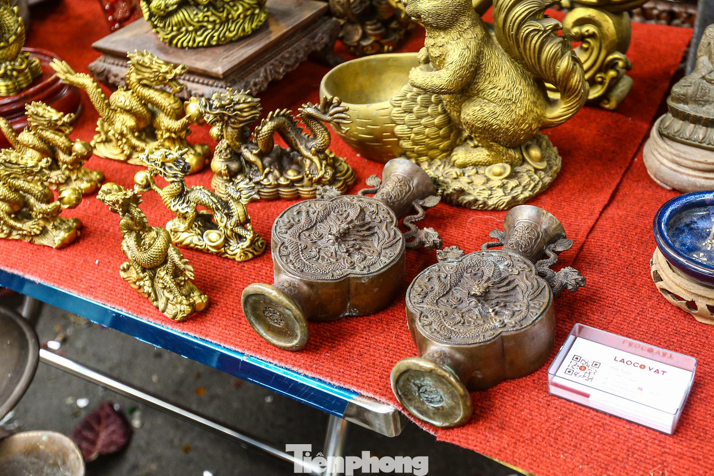 Những món đồ mỹ nghệ chỉ xuất hiện trong phiên đồ cổ kỳ lạ nhất đất Hà thành.