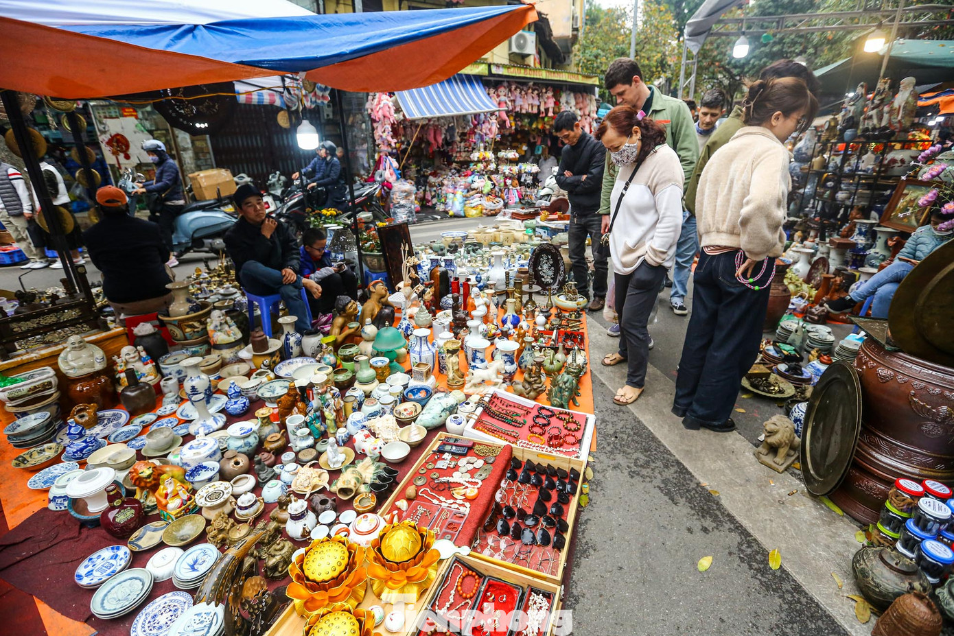 Nhiều món đồ khiến du khách ngắm nghía mãi không rời.