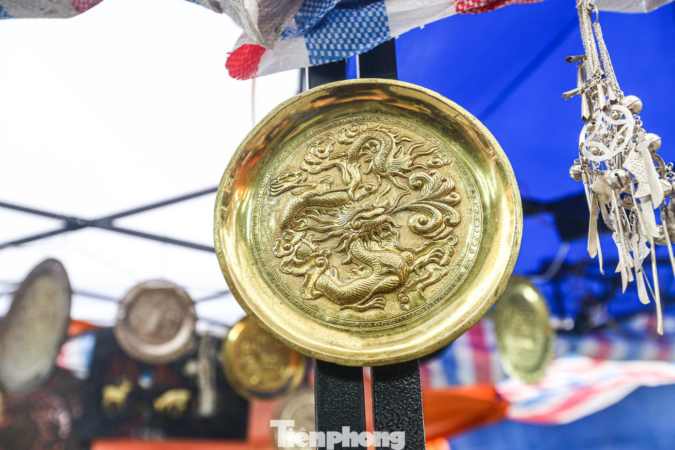 Chiếc đĩa mạ vàng với hình rồng uốn lượn được trưng bày không bán.