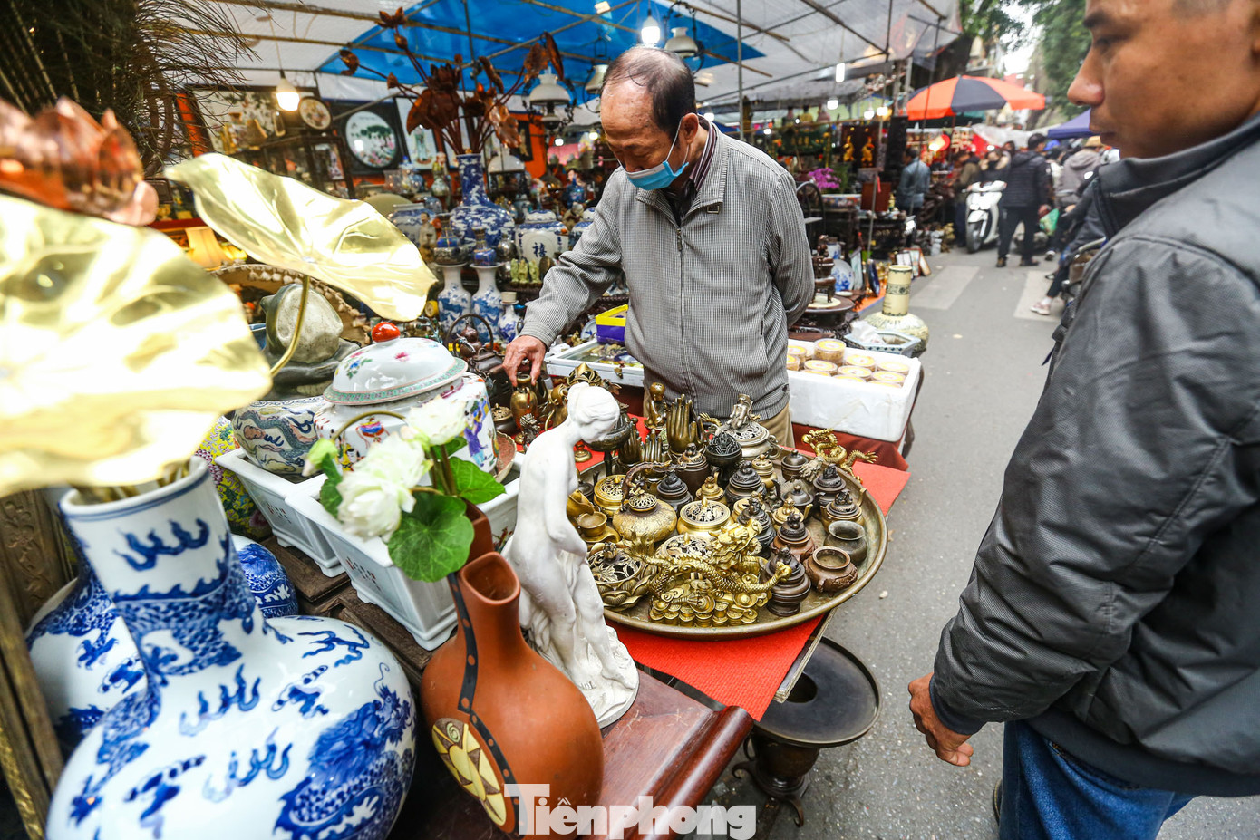 Chợ "đồ cổ" này mỗi năm chỉ họp một lần vào dịp giáp Tết, bày bán đồ cũ, đồ giả cổ, đồ xưa, sản phẩm thủ công mỹ nghệ, sản phẩm làng nghề truyền thống.