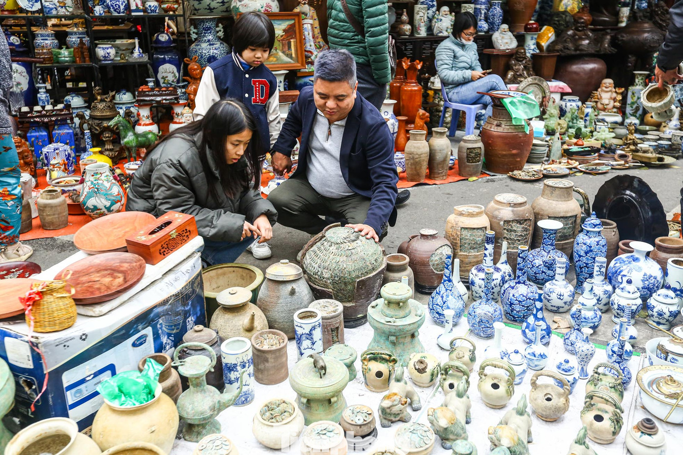 Các món đồ được trưng bày ở chợ đều có tuổi đời lâu năm, mang tính hoài niệm và có giá trị cao.